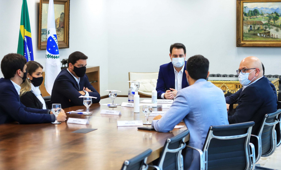 O governador Carlos Massa Ratinho Junior recebeu, nesta quarta-feira (23), uma comitiva formada por membros do Ministério da Infraestrutura, do Ministério da Economia e da Secretaria de Infraestrutura e Logística para discutir o projeto da Nova Ferroeste. Foto: José Fernando Oura/AEN