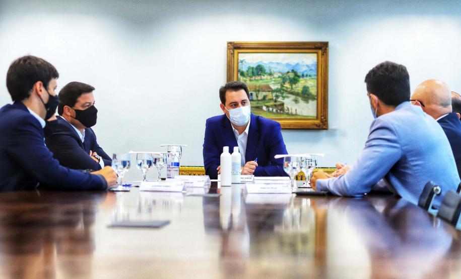 O governador Carlos Massa Ratinho Junior recebeu, nesta quarta-feira (23), uma comitiva formada por membros do Ministério da Infraestrutura, do Ministério da Economia e da Secretaria de Infraestrutura e Logística para discutir o projeto da Nova Ferroeste. Foto: José Fernando Oura/AEN