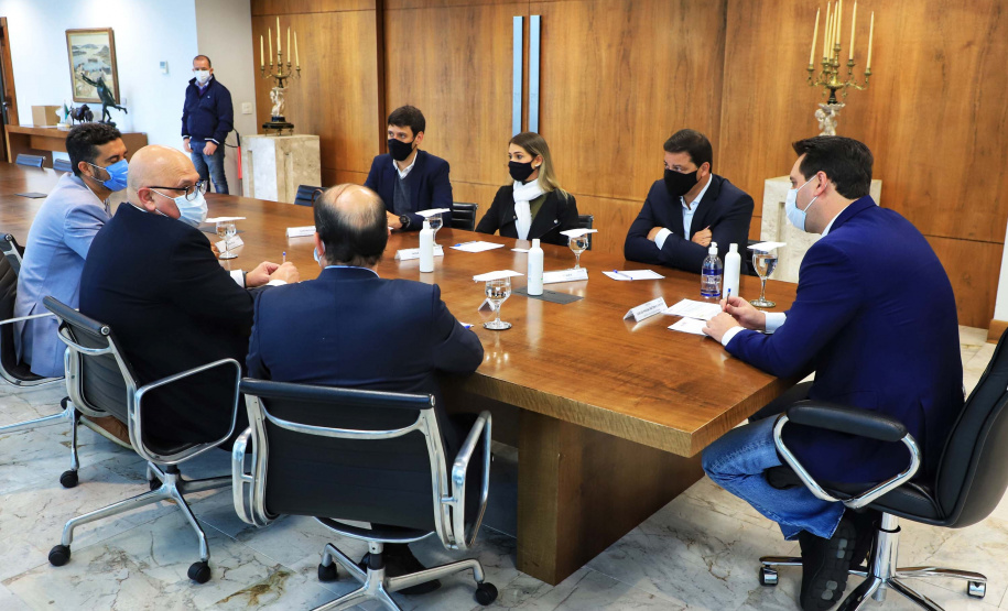 O governador Carlos Massa Ratinho Junior recebeu, nesta quarta-feira (23), uma comitiva formada por membros do Ministério da Infraestrutura, do Ministério da Economia e da Secretaria de Infraestrutura e Logística para discutir o projeto da Nova Ferroeste. Foto: José Fernando Oura/AEN