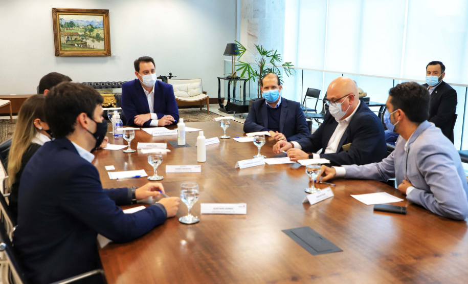 O governador Carlos Massa Ratinho Junior recebeu, nesta quarta-feira (23), uma comitiva formada por membros do Ministério da Infraestrutura, do Ministério da Economia e da Secretaria de Infraestrutura e Logística para discutir o projeto da Nova Ferroeste. Foto: José Fernando Oura/AEN