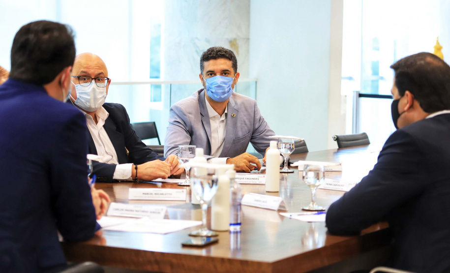 O governador Carlos Massa Ratinho Junior recebeu, nesta quarta-feira (23), uma comitiva formada por membros do Ministério da Infraestrutura, do Ministério da Economia e da Secretaria de Infraestrutura e Logística para discutir o projeto da Nova Ferroeste. Foto: José Fernando Oura/AEN