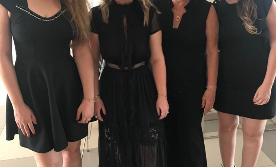 UEL conquista licenciamento de produto dermocosmético à base de Levana Microbiana. - Professoras e pesquisadoras Audrey Lonni e Maria Antonia Celligoi (ao centro); e as pós-graduandas, Gabrielly Terassi Bersaneti e Briani Bigotto - Foto: Divulgação UEL