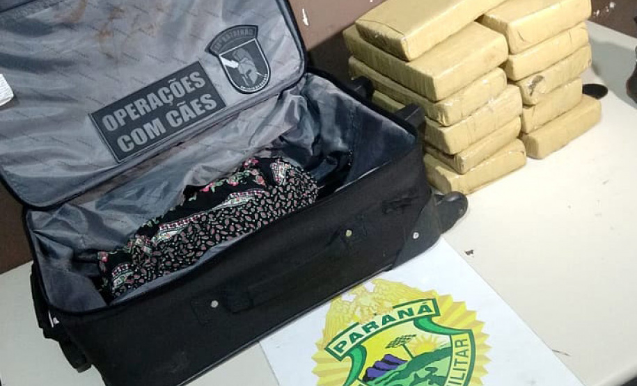 Na Semana Nacional Antidrogas, PM apreende mais de 2 toneladas de maconha no oeste do estado em apenas dois dias. Na fronteira com Paraguai, o 14º Batalhão da PM reforçou as operações e, em apenas dois dias, apreendeu mais de 2 toneladas de maconha. A mais recente apreensão aconteceu nesta madrugada (23/06). - Curitiba, 23/06/2021 - Foto: PMPR