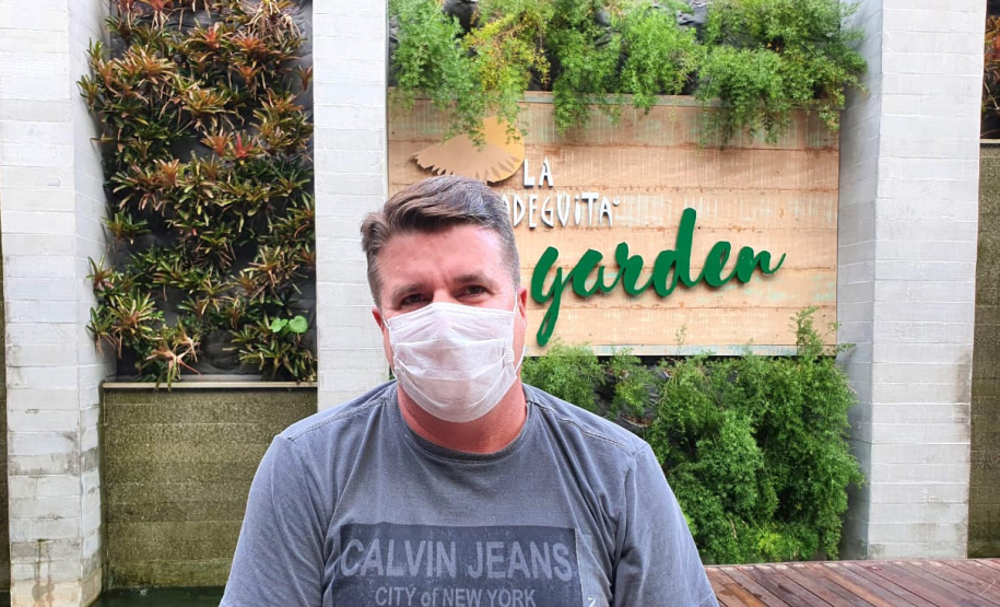 Empresários apostam em mais empregos com recuperação da orla de Matinhos -  Na foto, o proprietário de um restaurante no balneário Betaras, Sidney Aparecido Agassi  -  Foto: Divulgação SEDEST