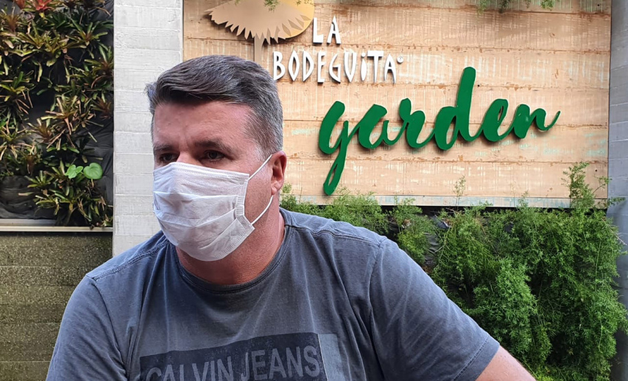 Empresários apostam em mais empregos com recuperação da orla de Matinhos -  Na foto, o proprietário de um restaurante no balneário Betaras, Sidney Aparecido Agassi  -  Foto: Divulgação SEDEST