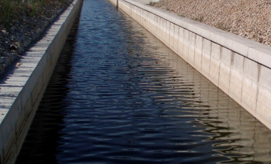 Redes de microdrenagem e canais de macrodrenagem fazem parte das melhorias previstas no Litoral do Estado com o projeto de recuperação da orla de Matinhos. O edital de licitação foi lançado nesta semana pelo Governo do Estado. As obras serão executadas pelo Instituto Água e Terra (IAT), vinculado à Secretaria do Desenvolvimento Sustentável e do Turismo (Sedest). - Foto: SEDEST