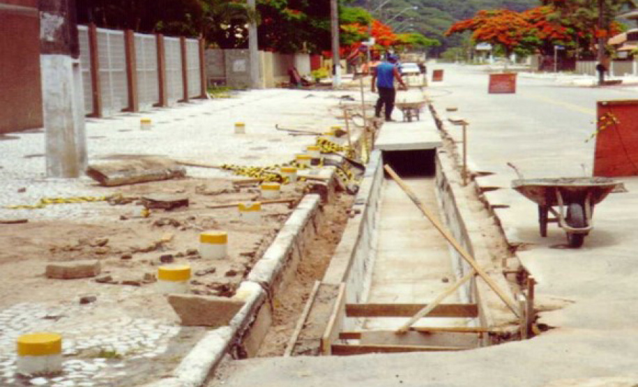 Redes de microdrenagem e canais de macrodrenagem fazem parte das melhorias previstas no Litoral do Estado com o projeto de recuperação da orla de Matinhos. O edital de licitação foi lançado nesta semana pelo Governo do Estado. As obras serão executadas pelo Instituto Água e Terra (IAT), vinculado à Secretaria do Desenvolvimento Sustentável e do Turismo (Sedest). - Foto: SEDEST