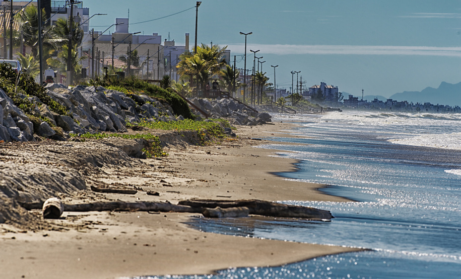 Redes de microdrenagem e canais de macrodrenagem fazem parte das melhorias previstas no Litoral do Estado com o projeto de recuperação da orla de Matinhos. O edital de licitação foi lançado nesta semana pelo Governo do Estado. As obras serão executadas pelo Instituto Água e Terra (IAT), vinculado à Secretaria do Desenvolvimento Sustentável e do Turismo (Sedest). -  Matinhos  -  Foto: Denis Ferreira Netto