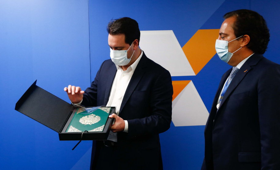 Governador Carlos Massa Ratinho Junior assinou nesta quarta-feira (23), em Brasília, protocolo de intenções com o banco, que prevê aporte de R$ 450 milhões para subsídio do valor de entrada em financiamentos do Governo Federal. Foto: Jonathan Campos/AEN