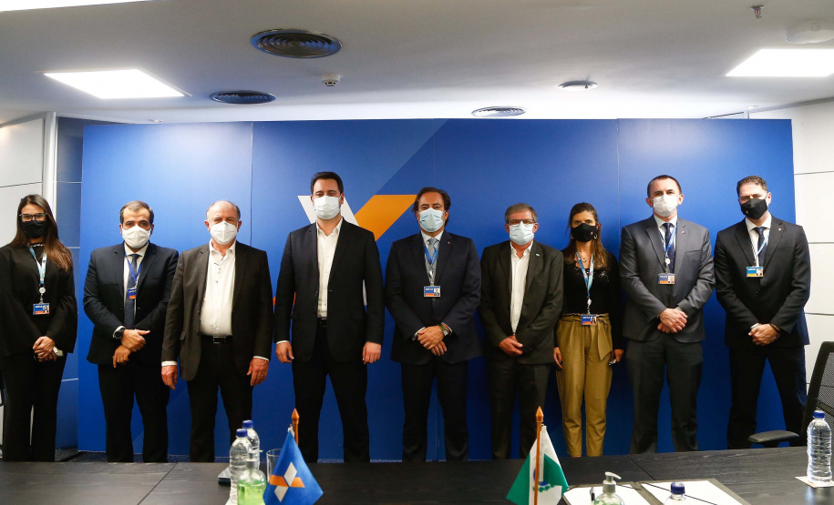 Governador Carlos Massa Ratinho Junior assinou nesta quarta-feira (23), em Brasília, protocolo de intenções com o banco, que prevê aporte de R$ 450 milhões para subsídio do valor de entrada em financiamentos do Governo Federal. Foto: Jonathan Campos/AEN