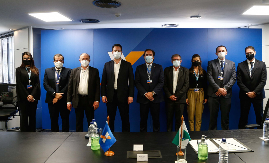 Governador Carlos Massa Ratinho Junior assinou nesta quarta-feira (23), em Brasília, protocolo de intenções com o banco, que prevê aporte de R$ 450 milhões para subsídio do valor de entrada em financiamentos do Governo Federal. Foto: Jonathan Campos/AEN