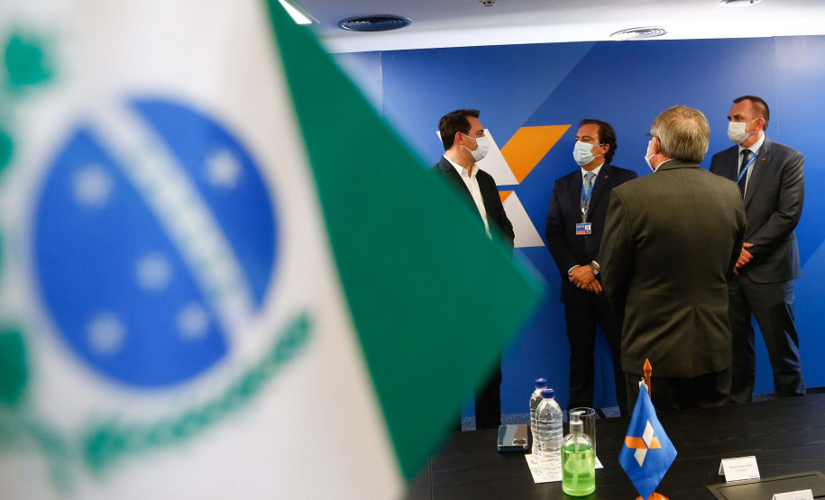 Governador Carlos Massa Ratinho Junior assinou nesta quarta-feira (23), em Brasília, protocolo de intenções com o banco, que prevê aporte de R$ 450 milhões para subsídio do valor de entrada em financiamentos do Governo Federal. Foto: Jonathan Campos/AEN