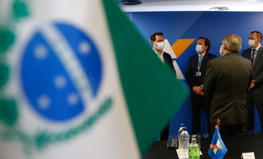 Governador Carlos Massa Ratinho Junior assinou nesta quarta-feira (23), em Brasília, protocolo de intenções com o banco, que prevê aporte de R$ 450 milhões para subsídio do valor de entrada em financiamentos do Governo Federal. Foto: Jonathan Campos/AEN