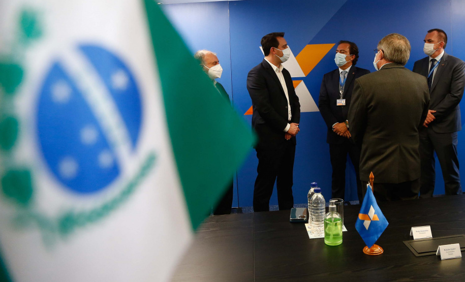 Governador Carlos Massa Ratinho Junior assinou nesta quarta-feira (23), em Brasília, protocolo de intenções com o banco, que prevê aporte de R$ 450 milhões para subsídio do valor de entrada em financiamentos do Governo Federal. Foto: Jonathan Campos/AEN