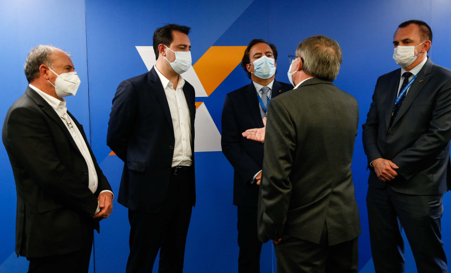 Governador Carlos Massa Ratinho Junior assinou nesta quarta-feira (23), em Brasília, protocolo de intenções com o banco, que prevê aporte de R$ 450 milhões para subsídio do valor de entrada em financiamentos do Governo Federal. Foto: Jonathan Campos/AEN