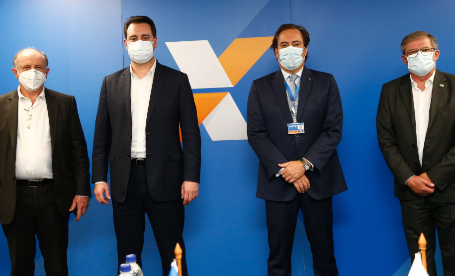 Governador Carlos Massa Ratinho Junior assinou nesta quarta-feira (23), em Brasília, protocolo de intenções com o banco, que prevê aporte de R$ 450 milhões para subsídio do valor de entrada em financiamentos do Governo Federal. Foto: Jonathan Campos/AEN