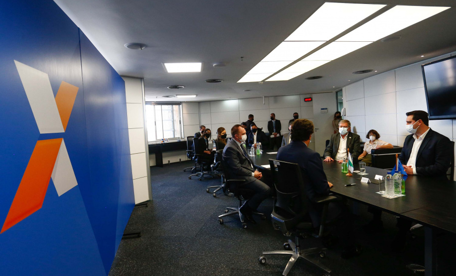 Governador Carlos Massa Ratinho Junior assinou nesta quarta-feira (23), em Brasília, protocolo de intenções com o banco, que prevê aporte de R$ 450 milhões para subsídio do valor de entrada em financiamentos do Governo Federal. Foto: Jonathan Campos/AEN