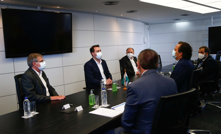 Governador Carlos Massa Ratinho Junior assinou nesta quarta-feira (23), em Brasília, protocolo de intenções com o banco, que prevê aporte de R$ 450 milhões para subsídio do valor de entrada em financiamentos do Governo Federal. Foto: Jonathan Campos/AEN