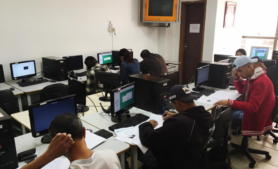 Os estudantes que ingressarem, a partir do próximo semestre, no Ensino Médio na modalidade EJA (Educação para Jovens e Adultos) poderão concluí-lo em um ano e meio (três semestres). -  Curitiba, 23/06/2021  -  Foto: SEED