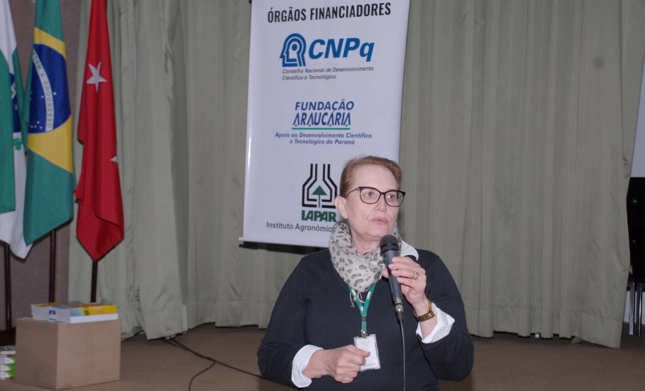 A pesquisadora Vania Moda Cirino, diretora de pesquisa do IDR-Paraná (Instituto de Desenvolvimento Rural do Paraná – Iapar-Emater), foi empossada na Academia Brasileira de Ciência Agronômica (ABCA) em solenidade virtual realizada nesta terça-feira (22). Ela passa a ocupar a cadeira de número 68, que tem Geraldo Martins Chaves como patrono. 
 Foto:IDR