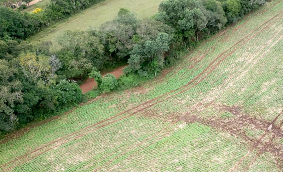 Com apoio de imagens de satélite e da aeronave do Batalhão de Operações Aéreas da Polícia Militar (BPMOA), fiscais do Escritório Regional do Instituto Água e Terra (IAT) em Ponta Grossa, nos Campos Gerais, identificaram atividades irregulares em Área de Preservação Permanente (APP) em uma propriedade rural. -  Foto: IAT