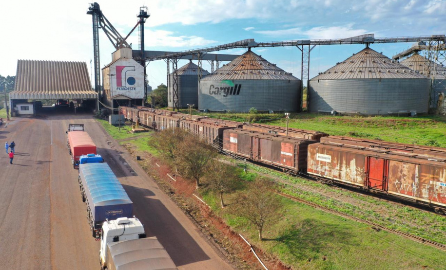 Cascavel, no Oeste do Paraná, recebeu nesta quarta-feira (23) a comitiva do governo federal que está no Estado para uma série de visitas técnicas a fim de avaliar o projeto da Nova Ferroeste. Em encontro com cooperativistas, foi abordado o desempenho da linha férrea já existente (a Ferroeste) e o impacto que a nova ferrovia terá sobre a competitividade do setor produtivo da região. Foto: Alessandro Vieira/AEN