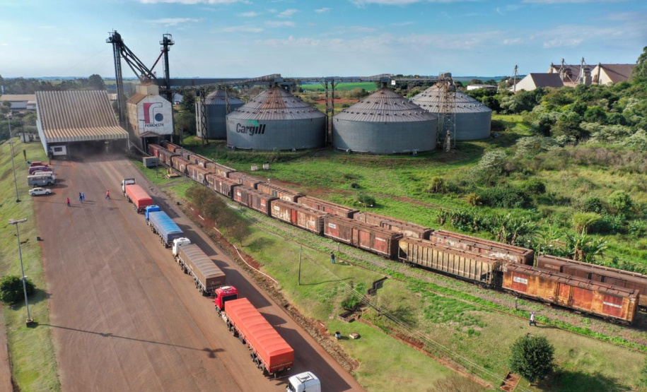 Cascavel, no Oeste do Paraná, recebeu nesta quarta-feira (23) a comitiva do governo federal que está no Estado para uma série de visitas técnicas a fim de avaliar o projeto da Nova Ferroeste. Em encontro com cooperativistas, foi abordado o desempenho da linha férrea já existente (a Ferroeste) e o impacto que a nova ferrovia terá sobre a competitividade do setor produtivo da região. Foto: Alessandro Vieira/AEN