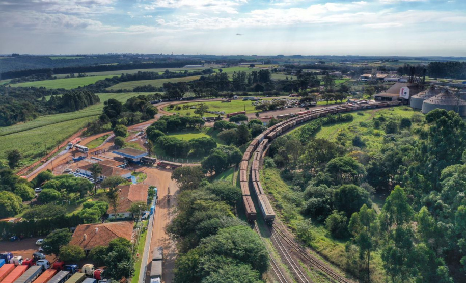 Cascavel, no Oeste do Paraná, recebeu nesta quarta-feira (23) a comitiva do governo federal que está no Estado para uma série de visitas técnicas a fim de avaliar o projeto da Nova Ferroeste. Em encontro com cooperativistas, foi abordado o desempenho da linha férrea já existente (a Ferroeste) e o impacto que a nova ferrovia terá sobre a competitividade do setor produtivo da região. Foto: Alessandro Vieira/AEN