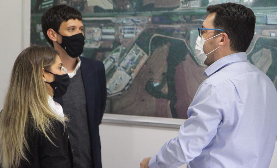 Cascavel, no Oeste do Paraná, recebeu nesta quarta-feira (23) a comitiva do governo federal que está no Estado para uma série de visitas técnicas a fim de avaliar o projeto da Nova Ferroeste. Em encontro com cooperativistas, foi abordado o desempenho da linha férrea já existente (a Ferroeste) e o impacto que a nova ferrovia terá sobre a competitividade do setor produtivo da região. Foto: Alessandro Vieira/AEN