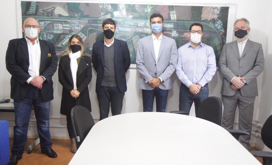 Cascavel, no Oeste do Paraná, recebeu nesta quarta-feira (23) a comitiva do governo federal que está no Estado para uma série de visitas técnicas a fim de avaliar o projeto da Nova Ferroeste. Em encontro com cooperativistas, foi abordado o desempenho da linha férrea já existente (a Ferroeste) e o impacto que a nova ferrovia terá sobre a competitividade do setor produtivo da região. Foto: Alessandro Vieira/AEN