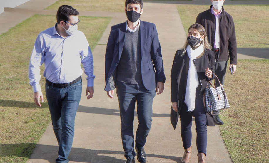 Cascavel, no Oeste do Paraná, recebeu nesta quarta-feira (23) a comitiva do governo federal que está no Estado para uma série de visitas técnicas a fim de avaliar o projeto da Nova Ferroeste. Em encontro com cooperativistas, foi abordado o desempenho da linha férrea já existente (a Ferroeste) e o impacto que a nova ferrovia terá sobre a competitividade do setor produtivo da região. Foto: Alessandro Vieira/AEN