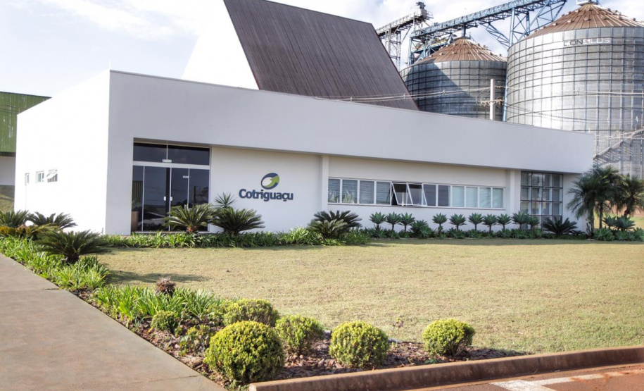 Cascavel, no Oeste do Paraná, recebeu nesta quarta-feira (23) a comitiva do governo federal que está no Estado para uma série de visitas técnicas a fim de avaliar o projeto da Nova Ferroeste. Em encontro com cooperativistas, foi abordado o desempenho da linha férrea já existente (a Ferroeste) e o impacto que a nova ferrovia terá sobre a competitividade do setor produtivo da região. Foto: Alessandro Vieira/AEN