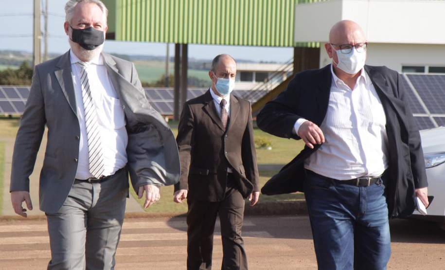 Cascavel, no Oeste do Paraná, recebeu nesta quarta-feira (23) a comitiva do governo federal que está no Estado para uma série de visitas técnicas a fim de avaliar o projeto da Nova Ferroeste. Em encontro com cooperativistas, foi abordado o desempenho da linha férrea já existente (a Ferroeste) e o impacto que a nova ferrovia terá sobre a competitividade do setor produtivo da região. Foto: Alessandro Vieira/AEN