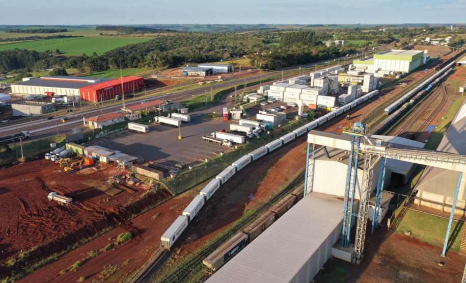 Cascavel, no Oeste do Paraná, recebeu nesta quarta-feira (23) a comitiva do governo federal que está no Estado para uma série de visitas técnicas a fim de avaliar o projeto da Nova Ferroeste. Em encontro com cooperativistas, foi abordado o desempenho da linha férrea já existente (a Ferroeste) e o impacto que a nova ferrovia terá sobre a competitividade do setor produtivo da região. Foto: Alessandro Vieira/AEN