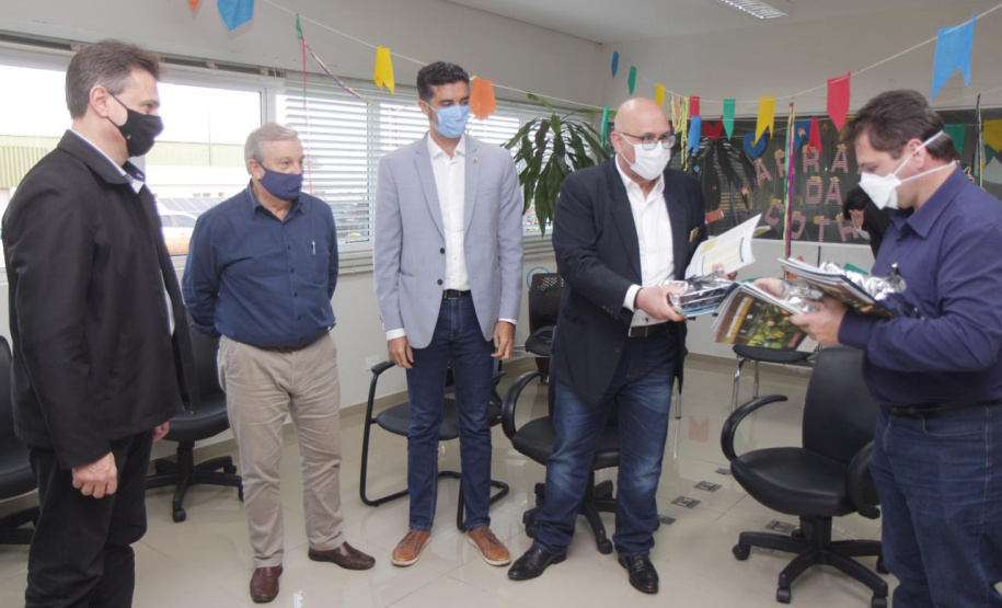 Cascavel, no Oeste do Paraná, recebeu nesta quarta-feira (23) a comitiva do governo federal que está no Estado para uma série de visitas técnicas a fim de avaliar o projeto da Nova Ferroeste. Em encontro com cooperativistas, foi abordado o desempenho da linha férrea já existente (a Ferroeste) e o impacto que a nova ferrovia terá sobre a competitividade do setor produtivo da região. Foto: Alessandro Vieira/AEN