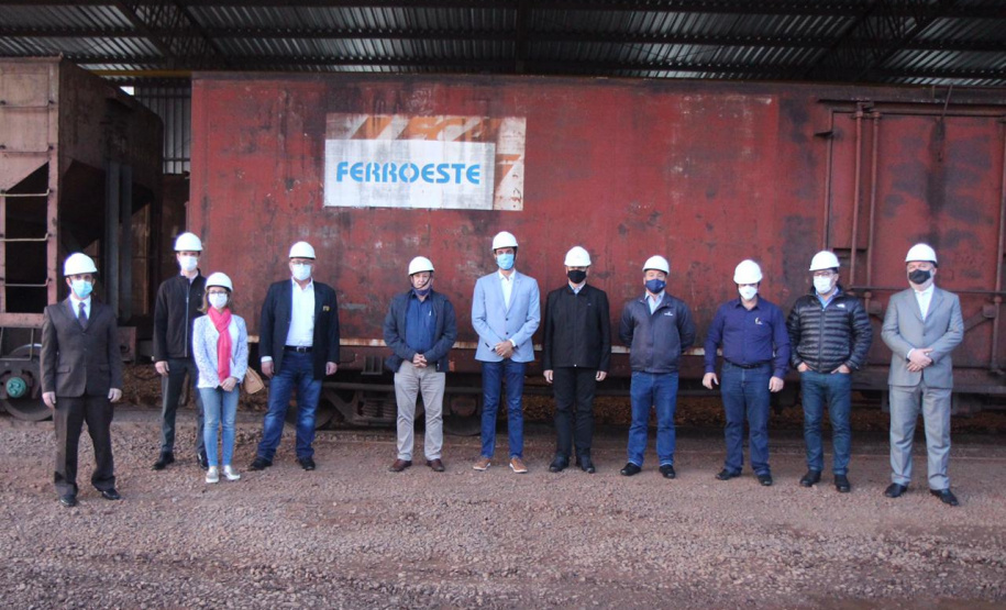Cascavel, no Oeste do Paraná, recebeu nesta quarta-feira (23) a comitiva do governo federal que está no Estado para uma série de visitas técnicas a fim de avaliar o projeto da Nova Ferroeste. Em encontro com cooperativistas, foi abordado o desempenho da linha férrea já existente (a Ferroeste) e o impacto que a nova ferrovia terá sobre a competitividade do setor produtivo da região. Foto: Alessandro Vieira/AEN