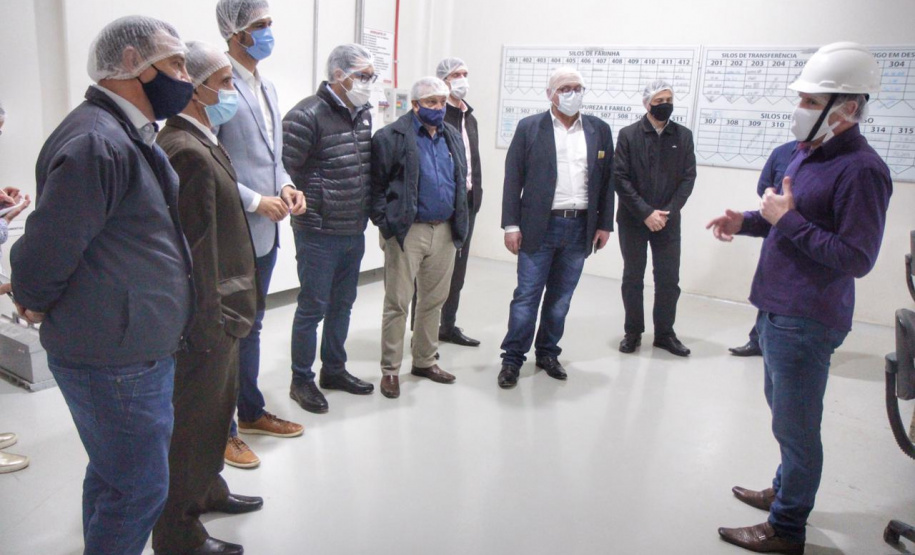 Cascavel, no Oeste do Paraná, recebeu nesta quarta-feira (23) a comitiva do governo federal que está no Estado para uma série de visitas técnicas a fim de avaliar o projeto da Nova Ferroeste. Em encontro com cooperativistas, foi abordado o desempenho da linha férrea já existente (a Ferroeste) e o impacto que a nova ferrovia terá sobre a competitividade do setor produtivo da região. Foto: Alessandro Vieira/AEN