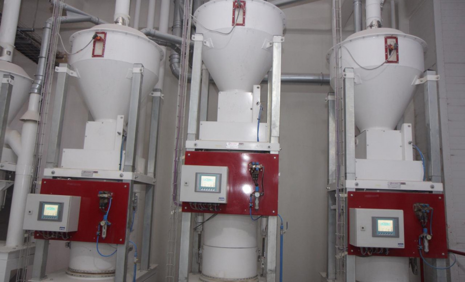 Cascavel, no Oeste do Paraná, recebeu nesta quarta-feira (23) a comitiva do governo federal que está no Estado para uma série de visitas técnicas a fim de avaliar o projeto da Nova Ferroeste. Em encontro com cooperativistas, foi abordado o desempenho da linha férrea já existente (a Ferroeste) e o impacto que a nova ferrovia terá sobre a competitividade do setor produtivo da região. Foto: Alessandro Vieira/AEN