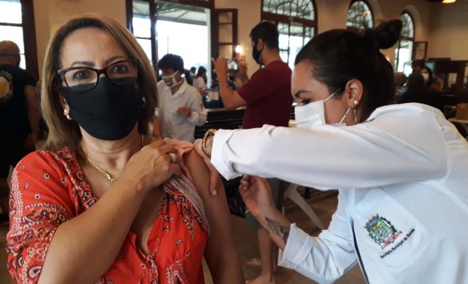 Mais de 4 milhões de paranaenses já receberam a primeira dose da vacina contra a Covid-19. Foram 4.007.506 aplicadas até esta quinta-feira (24), o que significa que 38,36% da população do Estado já iniciou sua imunização. - Curitiba, 24/06/2021 - Foto: SEED