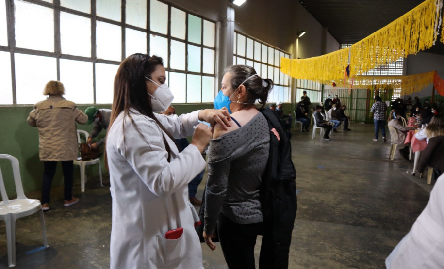 Mais de 4 milhões de paranaenses já receberam a primeira dose da vacina contra a Covid-19. Foram 4.007.506 aplicadas até esta quinta-feira (24), o que significa que 38,36% da população do Estado já iniciou sua imunização. - Curitiba, 24/06/2021 - Foto: Divulgação SESA
