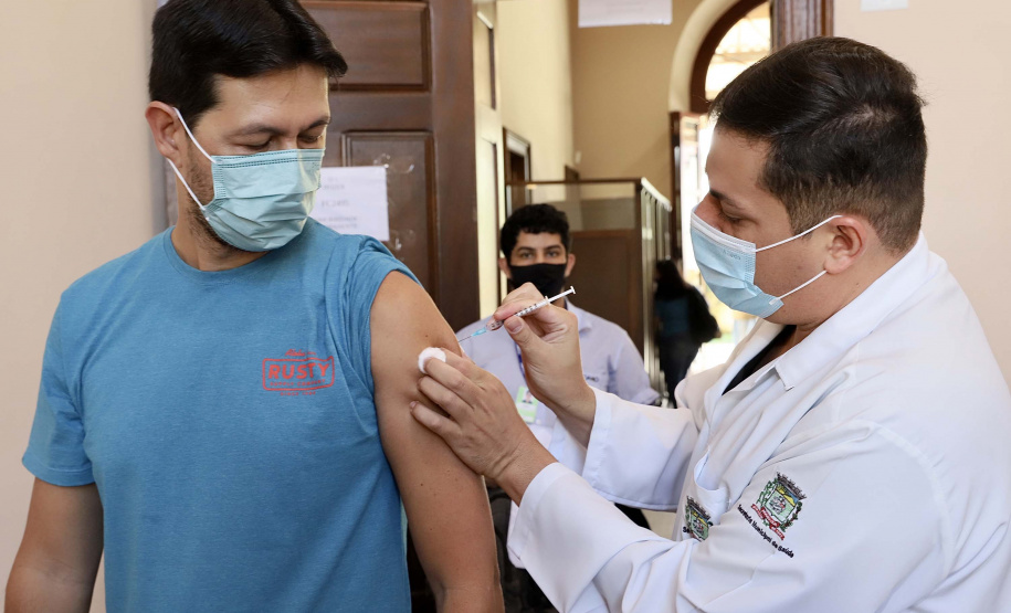 Mais de 4 milhões de paranaenses já receberam a primeira dose da vacina contra a Covid-19. Foram 4.007.506 aplicadas até esta quinta-feira (24), o que significa que 38,36% da população do Estado já iniciou sua imunização. - Curitiba, 24/06/2021 - Foto: Claudio Neves