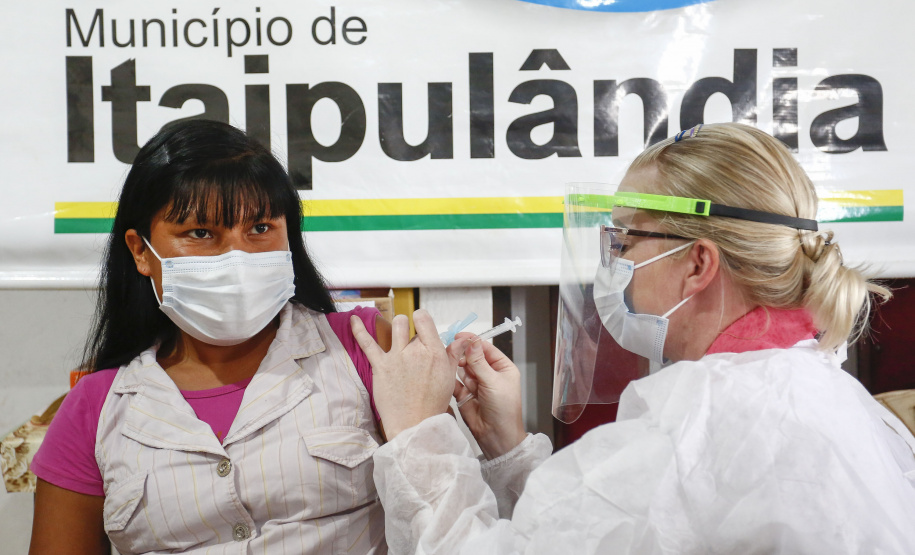 Mais de 4 milhões de paranaenses já receberam a primeira dose da vacina contra a Covid-19. Foram 4.007.506 aplicadas até esta quinta-feira (24), o que significa que 38,36% da população do Estado já iniciou sua imunização. - Curitiba, 24/06/2021 - Foto: Jonathan Campos