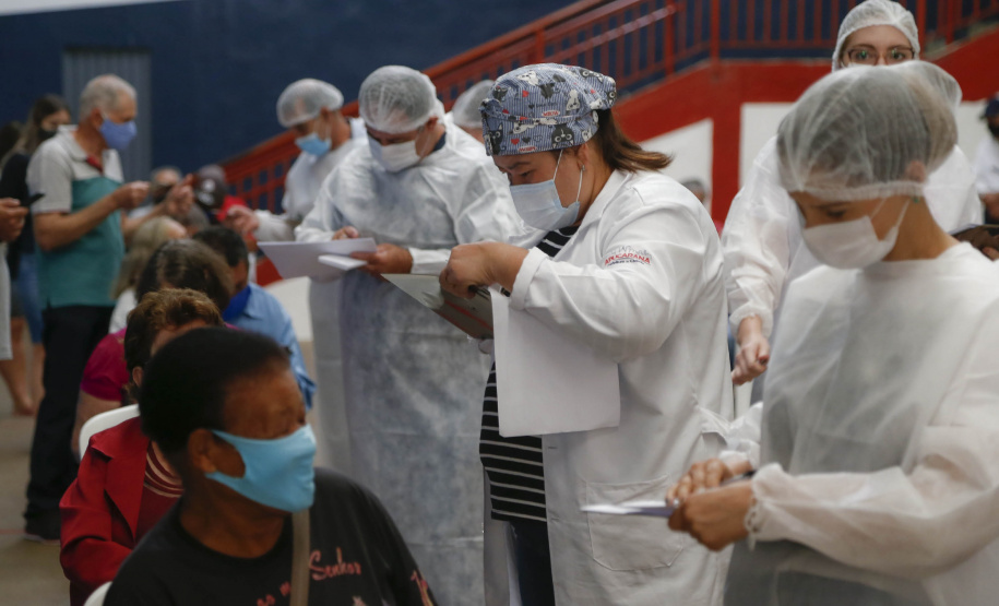 Mais de 4 milhões de paranaenses já receberam a primeira dose da vacina contra a Covid-19. Foram 4.007.506 aplicadas até esta quinta-feira (24), o que significa que 38,36% da população do Estado já iniciou sua imunização. - Curitiba, 24/06/2021 - Foto: Jonatha Campos