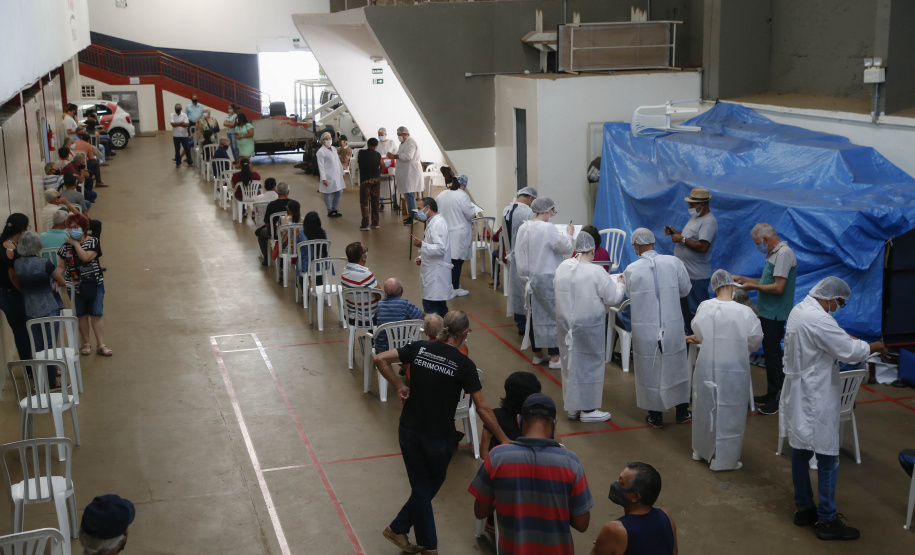 Mais de 4 milhões de paranaenses já receberam a primeira dose da vacina contra a Covid-19. Foram 4.007.506 aplicadas até esta quinta-feira (24), o que significa que 38,36% da população do Estado já iniciou sua imunização. - Curitiba, 24/06/2021 - Foto: Jonathan Campos