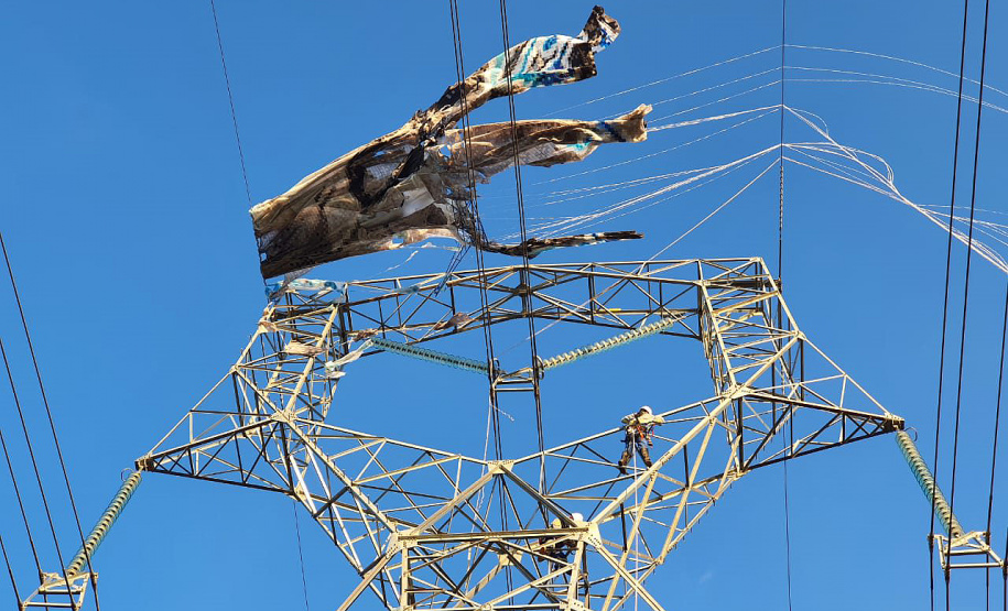 Balões e pipas são risco para a rede elétrica. No início de junho, uma linha de transmissão operada pela Copel em Bragança Paulista, no interior de São Paulo, foi desligada para retirada de um balão que colocava a rede em risco. O prejuízo pode chegar a R$ 3,9 milhões, valor equivalente à indisponibilidade da linha para o sistema. - Foto: Divulgação Copel