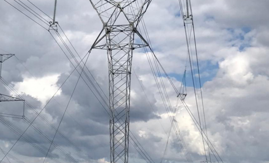 Balões e pipas são risco para a rede elétrica. No início de junho, uma linha de transmissão operada pela Copel em Bragança Paulista, no interior de São Paulo, foi desligada para retirada de um balão que colocava a rede em risco. O prejuízo pode chegar a R$ 3,9 milhões, valor equivalente à indisponibilidade da linha para o sistema. - Foto: Divulgação Copel