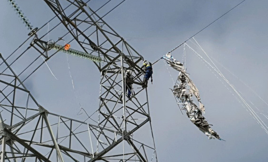 Balões e pipas são risco para a rede elétrica. No início de junho, uma linha de transmissão operada pela Copel em Bragança Paulista, no interior de São Paulo, foi desligada para retirada de um balão que colocava a rede em risco. O prejuízo pode chegar a R$ 3,9 milhões, valor equivalente à indisponibilidade da linha para o sistema. - Foto: Divulgação Copel