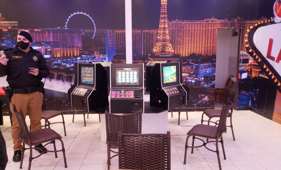 A Ação Integrada de Fiscalização Urbana (AIFU) desta quarta-feira (23/06), em Curitiba, resultou no fechamento de sete estabelecimentos comerciais por irregularidades envolvendo jogos de azar e contrabando. A ação foi conduzida por policiais militares da capital, com apoio da Guarda Municipal e da Secretaria Municipal de Urbanismo. -  Curitiba, 23/06/2021  -  Foto: SESP-PR