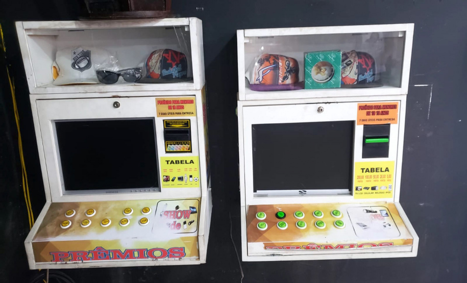 A Ação Integrada de Fiscalização Urbana (AIFU) desta quarta-feira (23/06), em Curitiba, resultou no fechamento de sete estabelecimentos comerciais por irregularidades envolvendo jogos de azar e contrabando. A ação foi conduzida por policiais militares da capital, com apoio da Guarda Municipal e da Secretaria Municipal de Urbanismo. -  Curitiba, 23/06/2021  -  Foto: SESP-PR