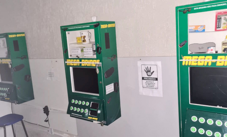 A Ação Integrada de Fiscalização Urbana (AIFU) desta quarta-feira (23/06), em Curitiba, resultou no fechamento de sete estabelecimentos comerciais por irregularidades envolvendo jogos de azar e contrabando. A ação foi conduzida por policiais militares da capital, com apoio da Guarda Municipal e da Secretaria Municipal de Urbanismo. -  Curitiba, 23/06/2021  -  Foto: SESP-PR